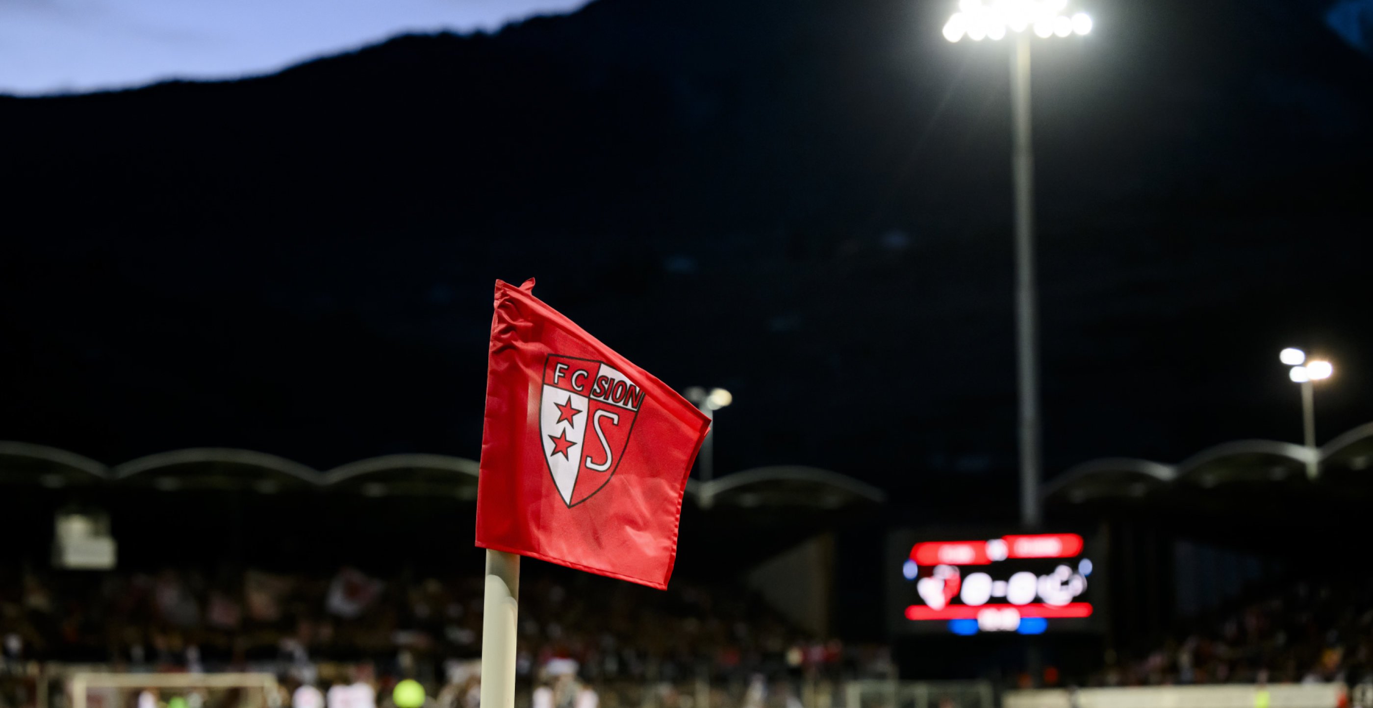Le drapeau du FC Sion est visible sur le poteau de corner lors de la demi-finale de la Coupe de Suisse de football entre FC Sion et FC Lugano le samedi 27 avril 2024 au stade de Tourbillon a Sion. (KEYSTONE/Jean-Christophe Bott)