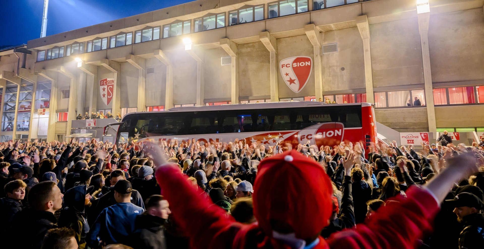 Les supporters valaisans acclament le car des joueurs du FC Sion lors de la rencontre des quarts de finale de la Coupe de Suisse de football entre FC Sion et BSC Young Boys le jeudi 29 fevrier 2024 au stade de Tourbillon a Sion. (KEYSTONE/Jean-Christophe Bott)