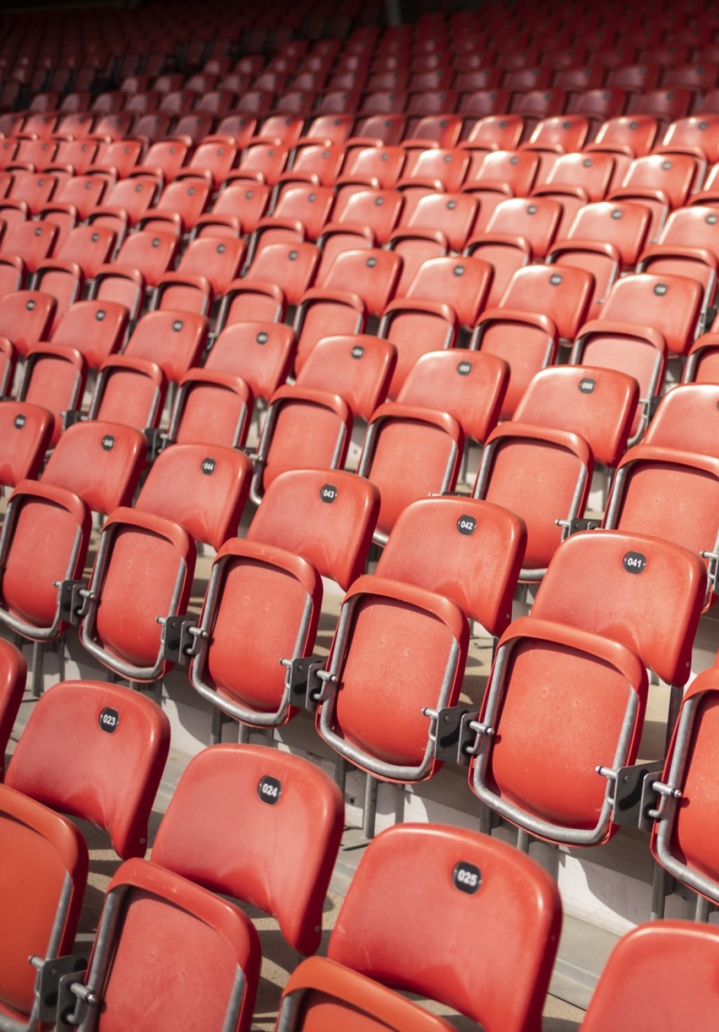 Sitzreihen im leeren Fussball Stadion Tourbillon, Heimstadion des Super League Vereins FC Sion, am Samstag, 25. April 2020 in Sitten VS. (KEYSTONE/Alessandro della Valle)