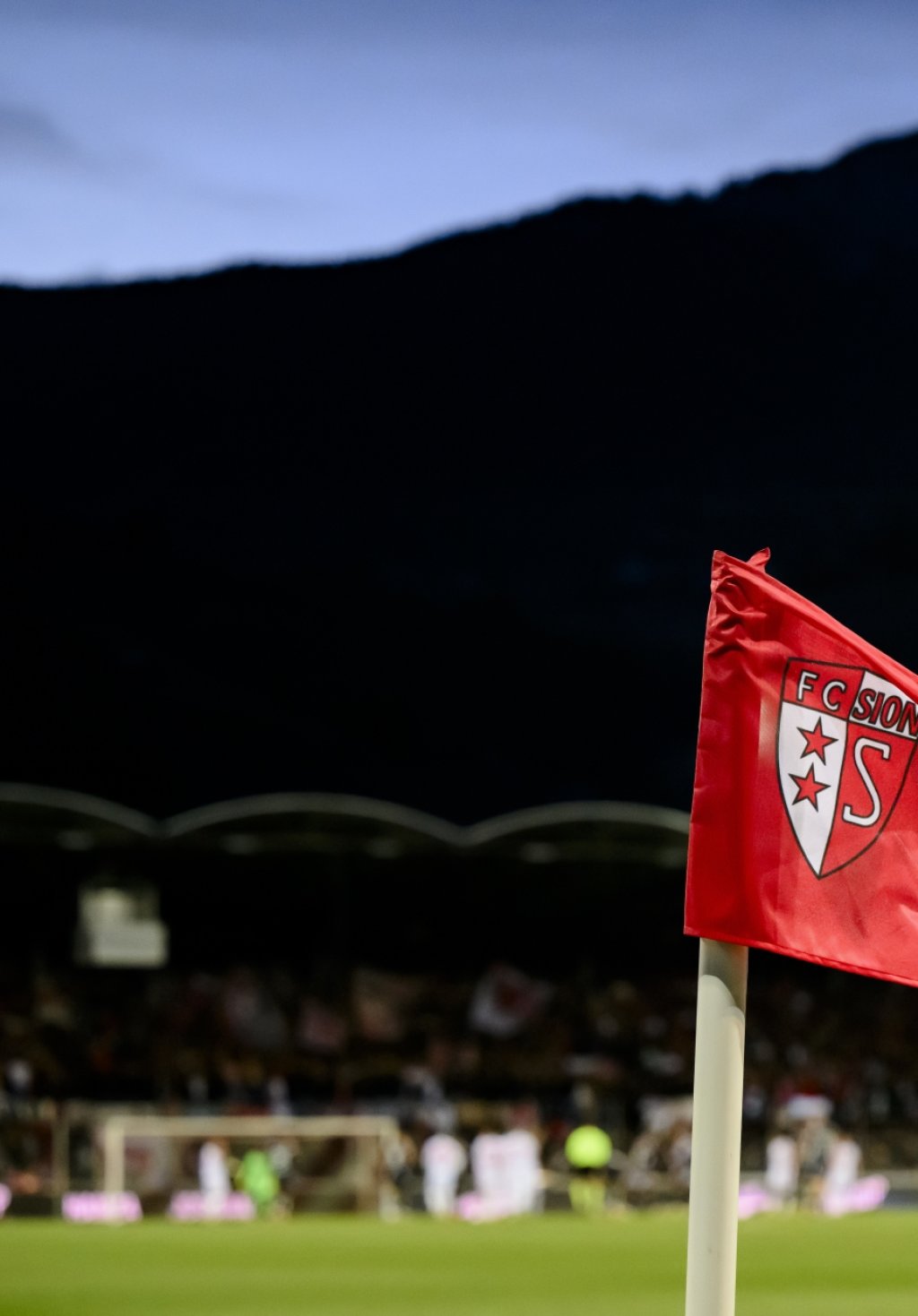 Le drapeau du FC Sion est visible sur le poteau de corner lors de la demi-finale de la Coupe de Suisse de football entre FC Sion et FC Lugano le samedi 27 avril 2024 au stade de Tourbillon a Sion. (KEYSTONE/Jean-Christophe Bott)