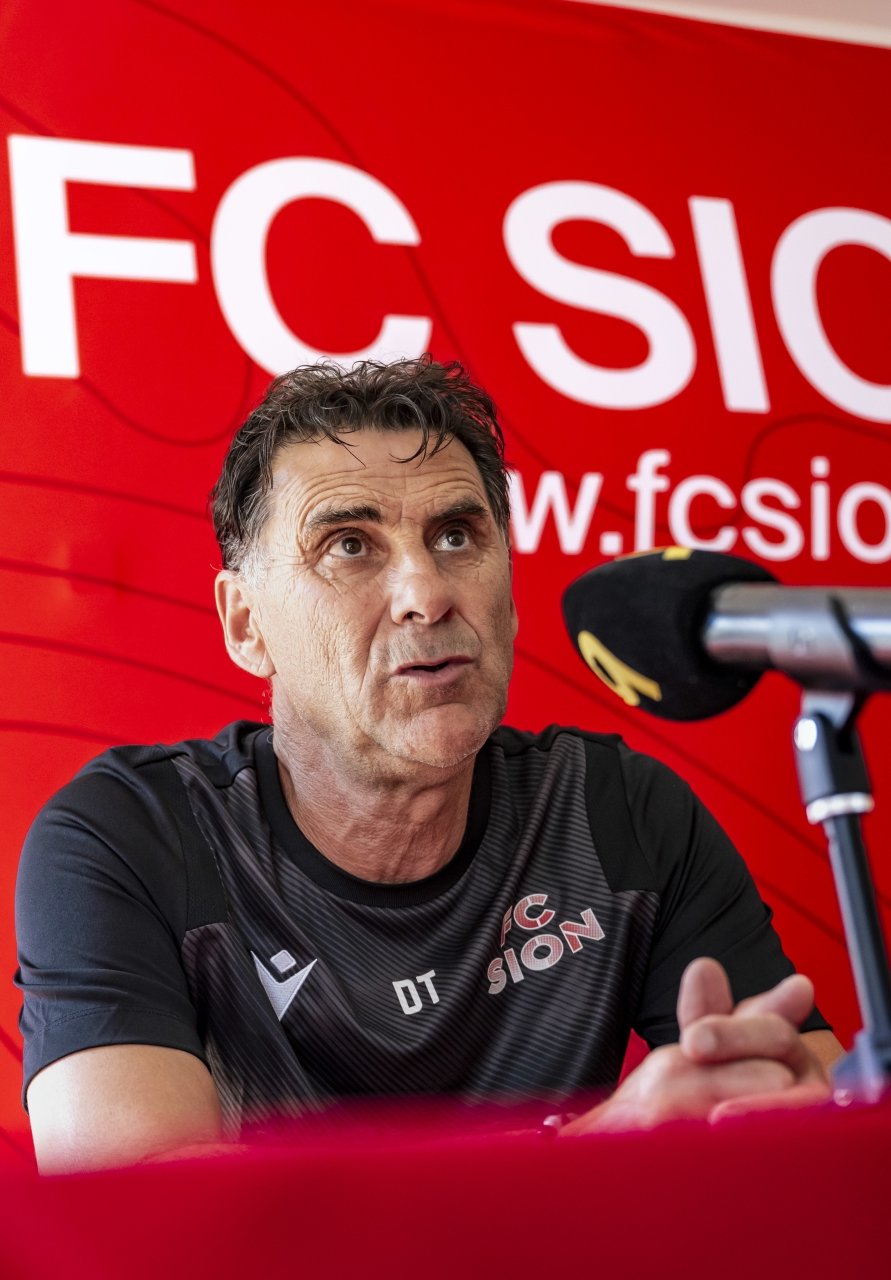 Didier Tholot, entraineur du FC Sion, parle lors d'une conference de presse du FC Sion avant le debut du championnat de Super League le vendredi 19 juillet 2024 a Riddes. (KEYSTONE/Jean-Christophe Bott)