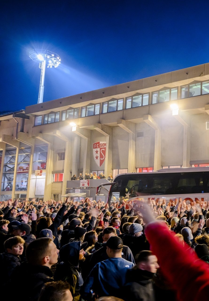 Les supporters valaisans acclament le car des joueurs du FC Sion lors de la rencontre des quarts de finale de la Coupe de Suisse de football entre FC Sion et BSC Young Boys le jeudi 29 fevrier 2024 au stade de Tourbillon a Sion. (KEYSTONE/Jean-Christophe Bott)